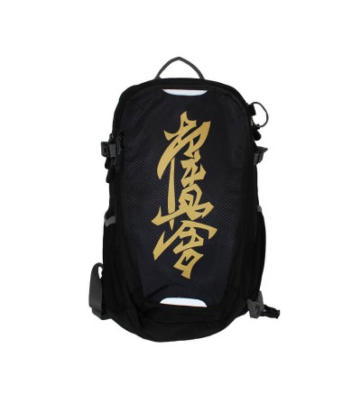 Mochila Kyokushin en color negro y kanji en oro. Refuerzo y acolchado en espalda. Bushi Sport es tu tienda de Artes Marciales.